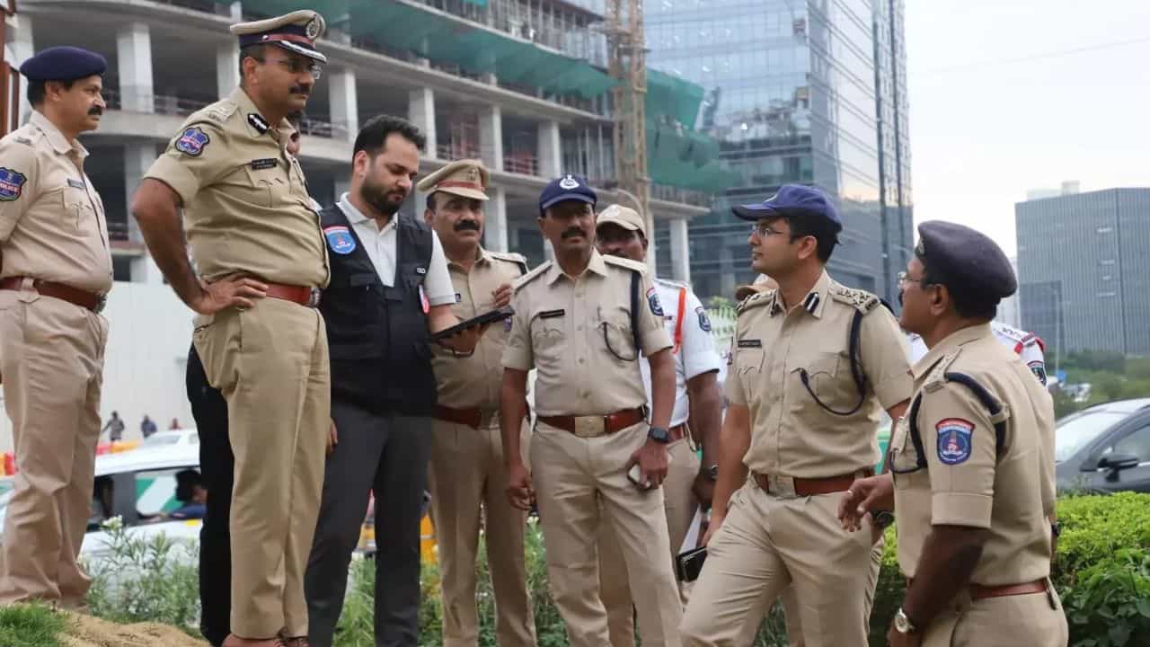 తదుపరి దశలో వాహనాల వేగం, ట్రాఫిక్ సాంద్రత, రాకపోకల సామర్థ్యాన్ని అంచనా వేసేందుకు ట్రాఫిక్ సిమ్యులేషన్ పరీక్షలు నిర్వహించనున్నారు. ఐటీ కంపెనీలు, వ్యాపార సంస్థలు, స్థానిక భాగస్వాములతో సమన్వయ సమావేశాలు ఏర్పాటు చేసి వారి అభిప్రాయాలు, సూచనలను సేకరించనున్నారు. ఈ సూచనలను పరిగణనలోకి తీసుకున్న అనంతరం తుది ప్రణాళికను ఖరారు చేయనున్నారు.