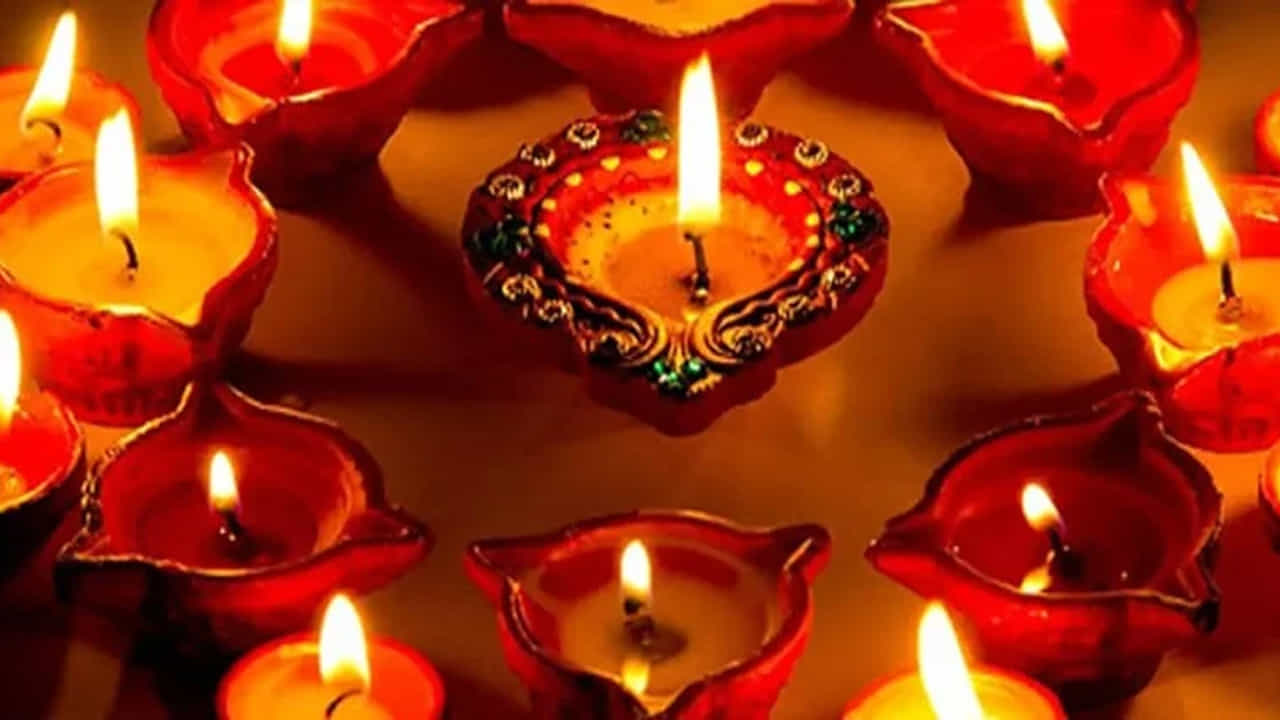 ఆశ్వయుజ మాసం బహుళ అమావాస్య రోజు దీపావళి పండుగను జరుపుకుంటారు. 2026 సంవత్సరంలో నవంబర్ 8వ తేదీన దీపావళి పండుగ వస్తుంది. ఈ రోజు ఇంటిని శుభ్ర పరిచి, లక్ష్మీదేవిని, వినాయకుడిని ,కుబేరుడిని పూజిస్తారు.. అంతే కాకుండా రకరకాల నైవేద్యాలు అమ్మ వారికి సమర్పించడం, లక్ష్మీ పూజ చేయడం చేస్తుంటారు. అలాగే ఈ రోజు ఇంటిలో దీపాలు కూడా వెలిగిస్తారు. అయితే ఇంటిలో ఆనందం, శ్రేయస్సు నెలకొనాలి అంటే ఎన్ని దీపాలు వెలిగించాలి అనే డౌట్ ఉంటుంది.