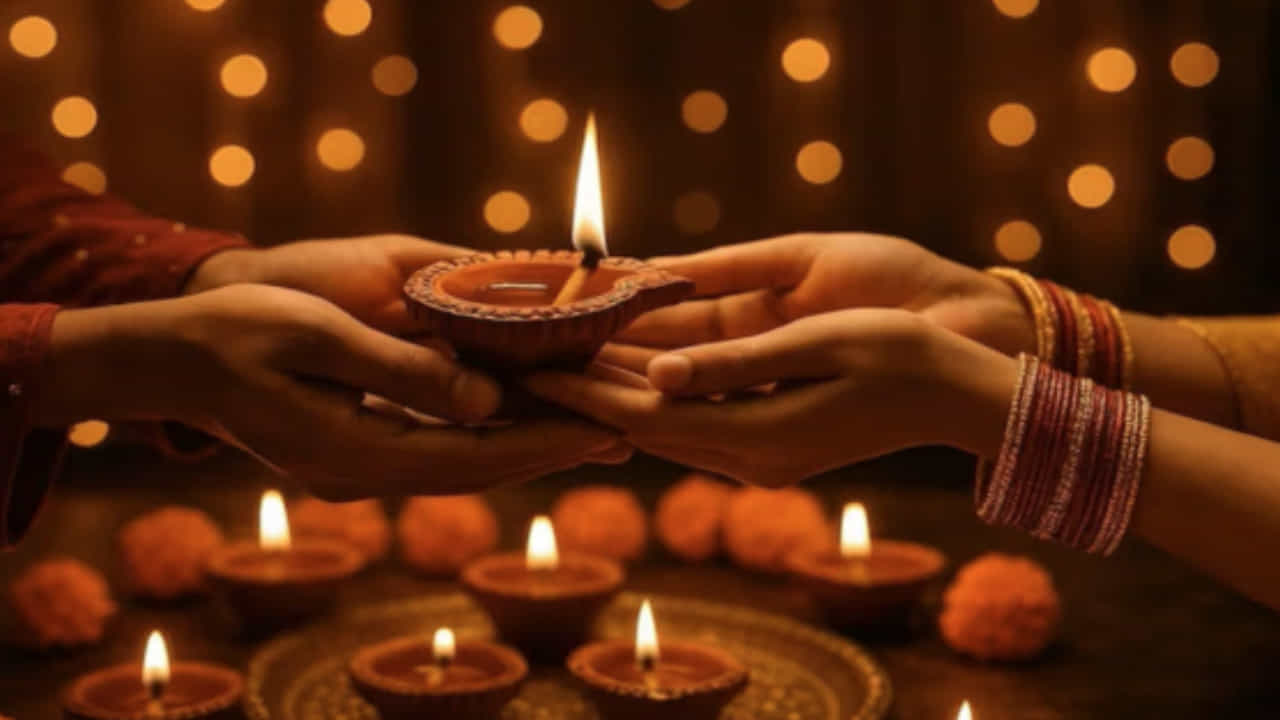 అయితే చాలా మంది దీపాలను రెండు , నాలుగు, ఆరు , ఎనిమిది ,20 ఇలా వెలిగిస్తుంటారు. కానీ ఎప్పుడూ కూడా  దీపావళి పండుగ రోజున దీపాలను సరి సంఖ్యలో వెలిగించకూడదంట. 5,7,9,11 ఇలా బేసీ సంఖ్యలో మాత్రమే దీపాలు వెలిగించాలని చెబుతున్నారు పండితులు. వాస్తు పరంగా, జ్యోతిష్య శాస్త్ర పరంగా ఇలా దీపాలు వెలిగించడం వలన కలిసి వస్తుంది.