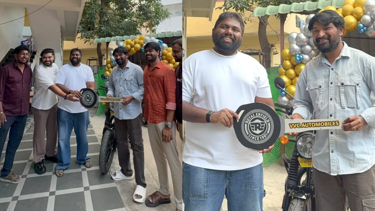 సక్సెస్ మీట్ లో ఆ రోజు డైరెక్టర్ డేగల బాబు నోటి నుంచి ఎలా వచ్చిందో కానీ ఇలా బైక్ అడిగాడు అలా రెండు రోజుల్లో తన ముందు ఉంది. హీరో వైవా హర్ష ఇచ్చిన మాటను నిలబెట్టుకున్నాడు. ఈ రోజుల్లో అందరూ పబ్లిసిటీ కోసం ఎన్నెన్నో మాటలు చెప్పడం చూసాము. కానీ, ఇచ్చిన మాట తప్పకుండా దసరా కంటే ముందే బాబుకు బైక్ గిఫ్ట్ గా ఇచ్చారు.