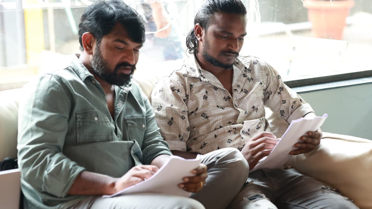 వెబ్ సిరీస్ లు ఎక్కువగా ఓటిటీలోనే  రిలీజ్ అవుతాయి. అది కూడా ఏదైనా ఒకదానిలో విడులవుతుంది. అయితే, డైరెక్టర్ డేగల బాబు దర్శకత్వం వహించిన లీస్ట్ ఎలిజిబుల్ బ్యాచిలర్ ఏకంగా రెండు ఓటిటీ ప్లేట్ ఫార్మ్స్ లో రిలీజ్ అయింది. ఈటీవీ విన్ తో పాటు, నెట్ ఫ్లిక్స్ లో ఇది స్ట్రీమ్ అవుతుంది. 
