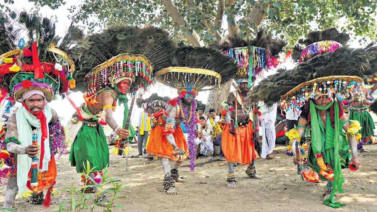 ఆదివాసీ గూడాలు పండుగ శోభను సంతరించుకుంటున్నాయి. తుడుం మోతలు.. డప్పుల దరువులు.. గజ్జెల సవ్వడులతో పల్లెలన్నీ మారుమోగేందుకు సిద్ధమవుతున్నాయి. నెమలి ఈకలతో చేసిన అందమైన టోపీలు.. ఒంటినిండా బూడిద రంగు అలంకరణ.. చేతిలో దుడ్డుకర్ర.. కాలికి గజ్జెలు.. ఇలా గుస్సాడీల వేషధారణతో ఆదివాసీలు సంప్రదాయ వేడుకకు సిద్ధమవుతున్నారు. అదే.. గోండు, కొలాం ఆదివాసీల ఆరాధనకు, కళా వైభవానికి ప్రతీకగా నిలిచే దండారి పండుగ.