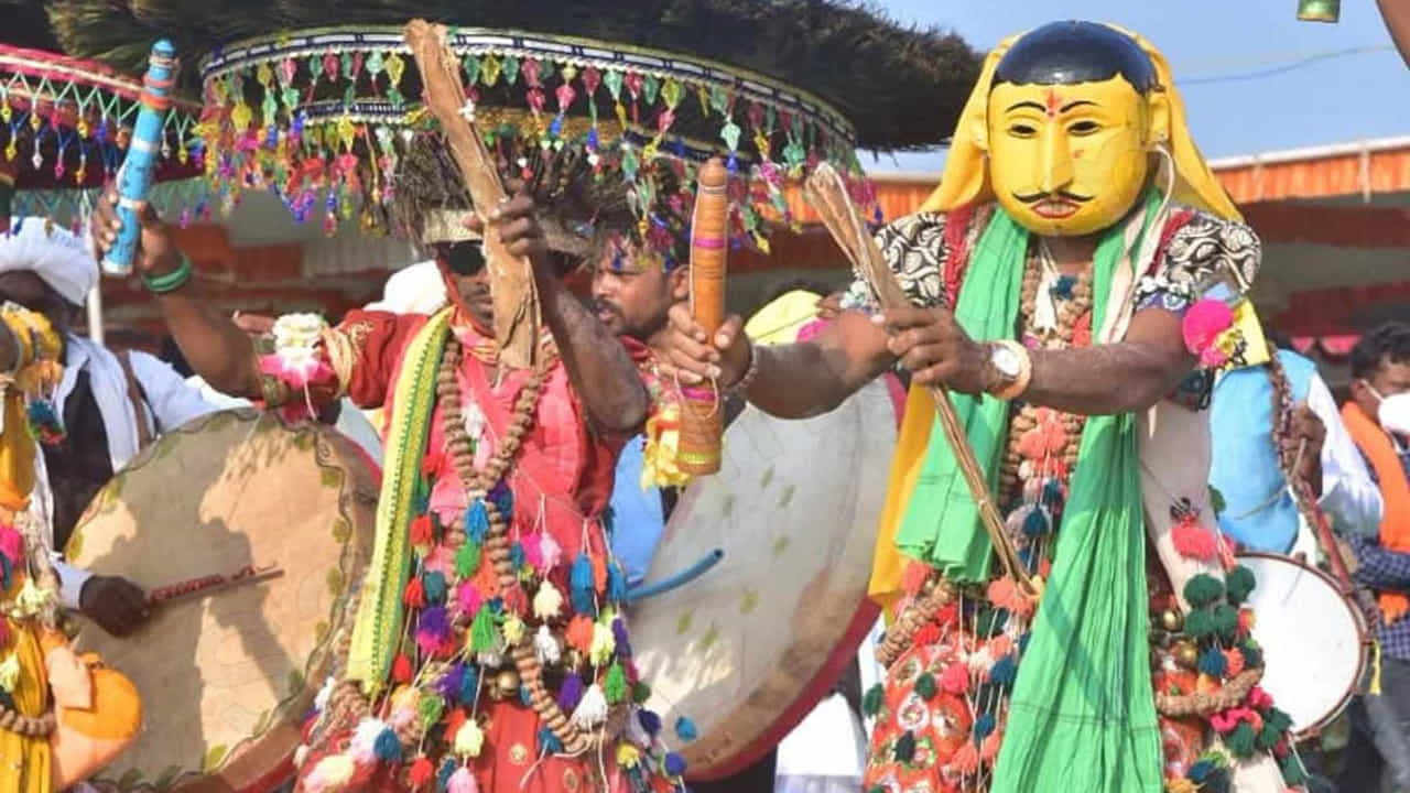 గుస్సాడీ వేషధారణే ప్రత్యేక ఆకర్షణ..
దండారి ఉత్సవాల్లో గుస్సాడీ నృత్యాలు ప్రత్యేక ఆకర్షణగా నిలుస్తాయి. తలపై నెమలి ఈకలతో తయారుచేసిన టోపీ.. ముఖానికి సంప్రదాయ కవచాలు.. మెడలో రుద్రాక్షలు.. శరీరానికి బూడిద రంగు అలంకరణ.. చేతిలో దుడ్డుకర్రతో గుస్సాడీలు ప్రత్యేకంగా కనిపిస్తారు. కాలికి గజ్జెలు కట్టుకుని అడుగులు వేస్తూ చేసే నృత్యాలు ప్రేక్షకులను ఆకట్టుకుంటాయి. గుమేల, పర్ర, పెట్టె వంటి సంప్రదాయ వాయిద్యాలను బయటకు తీసి అలంకరించి, పూజలు నిర్వహించిన అనంతరం ఉత్సవాలకు శ్రీకారం చుడతారు.