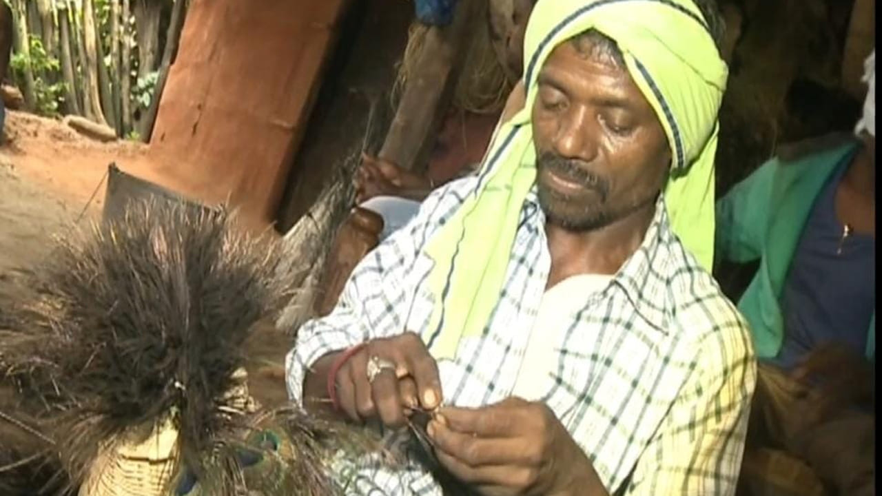 దండారి వేడుకల్లో గుస్సాడీ నృత్యాలకు ప్రత్యేకత ఉంది. నెత్తిన నెమలి ఈకలతో టోపీలు.... చేతిలో మంత్ర దండం.... మెడలో రుద్రాక్ష మాలలు.... కాళ్ళకు, నడుముకు గజ్జెలు.... ముఖానికి విభూతి... నల్లటి, తెల్లటి చారలతో గీతలు... గోగు నార పోగులతో చేసి కట్టిన గుబురు మీసాలు, భుజాన జంతువు చర్మం... ఇలా ప్రత్యేక ఆకర్షణగా కనబడతాయి గుస్సాడీ వేషాలు. కోరికలు నెరవేరాలని గూడెం యువకులు గుస్సాడి వేషాలు కడతారు. పది రోజులు నియమనిష్ఠలలో ఉండి...దండారి సంబురాల్లో పాల్గొంటారు గుస్సాడీలు. దీక్షతో ఉన్న వారం, పది రోజులు స్నానం చేయకుండా, కట్టిన బట్టలు విడవకుండా, నేలపైనే పడుకుంటూ.. దీక్షలు చేస్తుంటారు గుస్సాడీలు.
