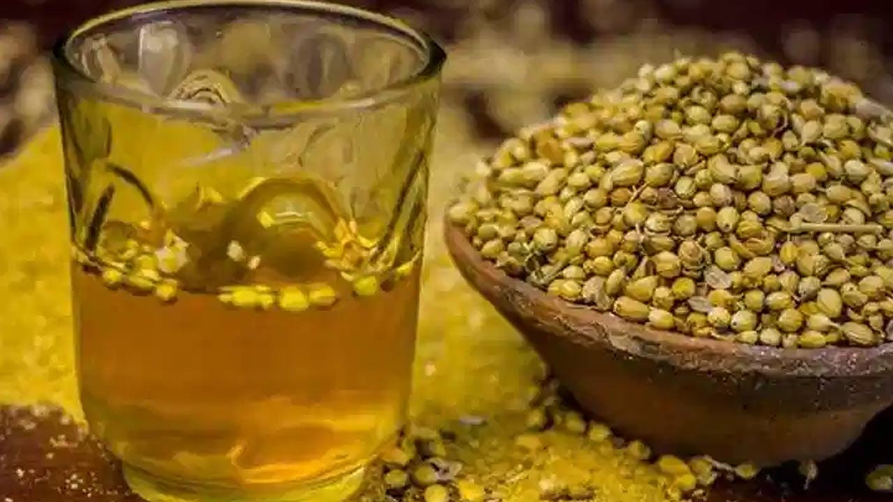 ముందుగా, అర టీస్పూన్ ధనియాలను తీసుకుని పొడిగా వేయించి ఒక గిన్నెలో వేసుకోవాలి. అదేవిధంగా, అర టీస్పూన్ జీలకర్రను కూడా పొడిగా వేయించి అదే గిన్నెలో కలపాలి.చివరగా, అర టీస్పూన్ వామును కూడా పొడిగా వేయించి ఈ మిశ్రమంలో కలపాలి.
ఈ మూడు దినుసులు ఉన్న గిన్నెలో ఒక గ్లాసున్నర నీళ్ళు పోసి మూతపెట్టి రాత్రంతా నానబెట్టాలి. మరుసటి రోజు ఉదయం, నానబెట్టిన ఈ నీటిని ఒక గిన్నెలోకి మార్చి స్టవ్ మీద పెట్టి బాగా మరిగించాలి. నీరు మరిగిన తర్వాత స్టవ్ ఆఫ్ చేసి, వడకట్టుకుని, పరగడుపున టీ తాగినట్లుగా గోరువెచ్చగా తాగాలి.