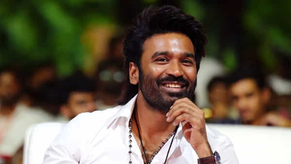 తమిళనాట స్పీడ్ పెంచిన ధనుష్.. వరుస సమావేశాలతో పొలిటికల్ హీట్.. మహిళా ఫ్యాన్స్తో కీలక భేటీ..