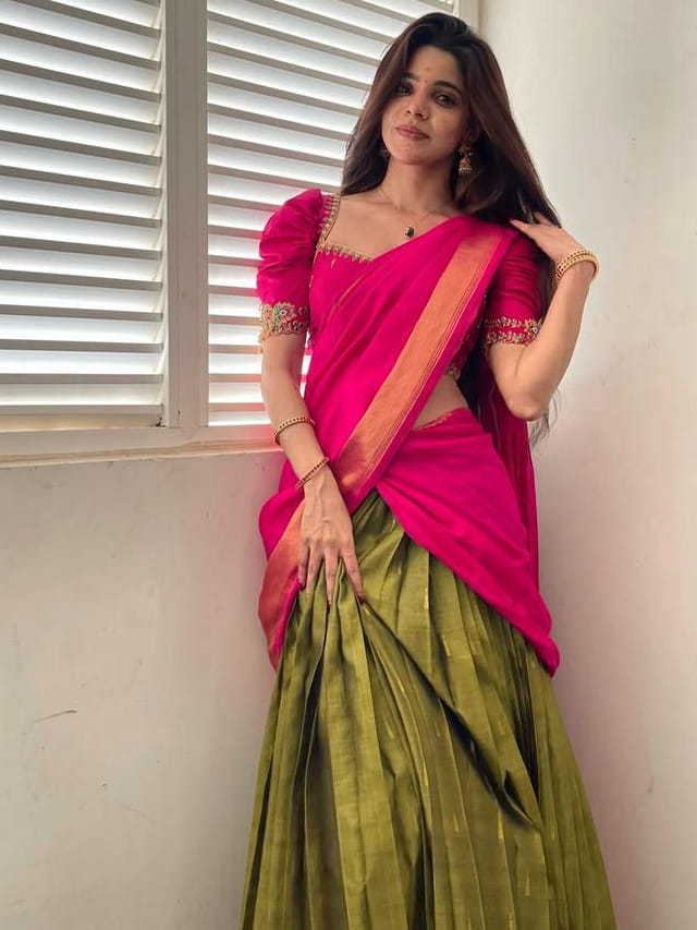 లంగా వోణిలో లవ్లీ బ్యూటీ.. కుర్రాళ్లను కంట్రోల్ చేయడం కష్టమే