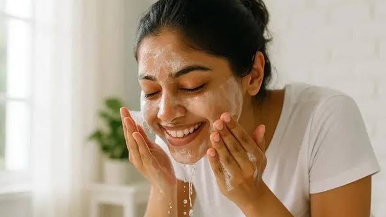 చాలా మంది చర్మానికి సంరక్ష అంటే కేవలం బయట నుంచి మాత్రమే అనుకుంటారు. కానీ లోపలి నుంచి కూడా జరగాలి. అందువలన ప్రతి రోజూ తప్పకుండా మూడు నుంచి నాలుగు లీటర్ల నీళ్లు తాగాలి. డైట్లో తప్పనిసరిగా నారింజ, బెర్రీస్, బొప్పాయి తీసుకోవాలి. ఇందులో యాంటీ ఆక్సిడెంట్స్ ఉండటం వలన శరీరానికి ఇవి చాలా మేలు చేస్తాయి.