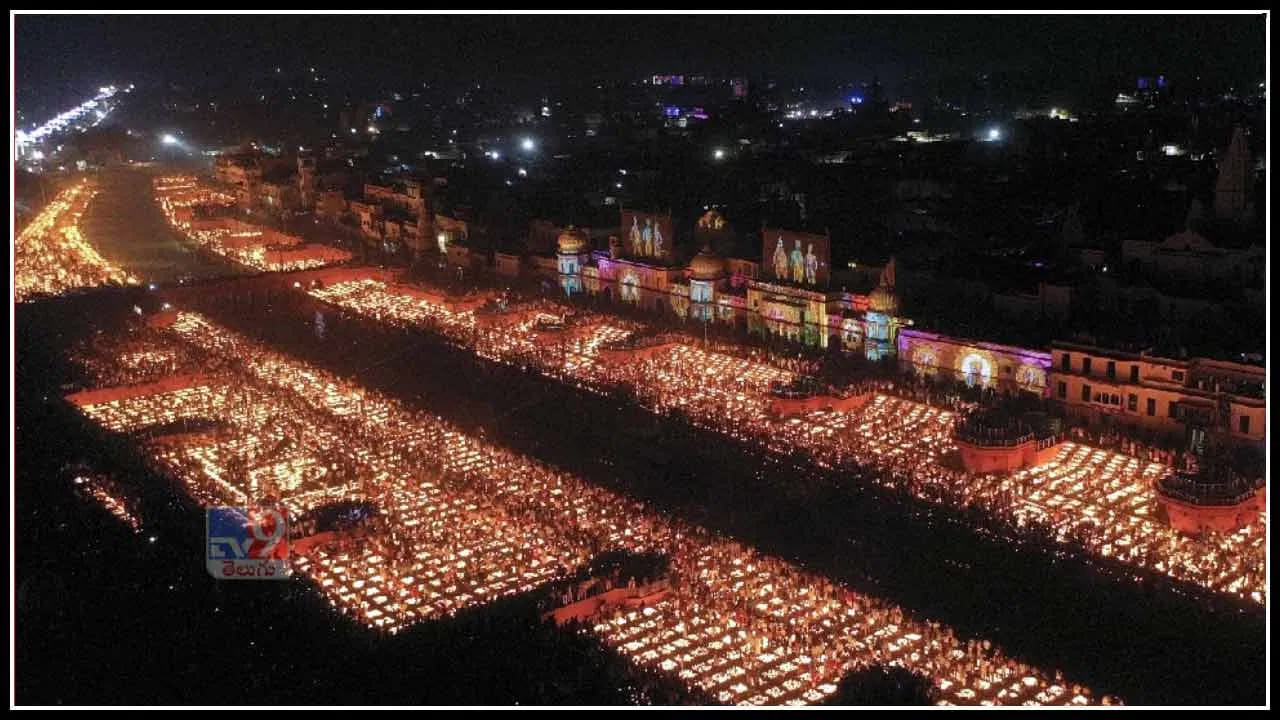 4. అయోధ్య, ఉత్తరప్రదేశ్.. శ్రీరాముడి జన్మస్థలంగా ప్రసిద్ధి చెందిన అయోధ్యకు దీపావళితో విడదీయలేని సంబంధం ఉంది. పురాణ కథనాల ప్రకారం, 14 ఏళ్ల వనవాసం అనంతరం శ్రీరాముడు అయోధ్యకు తిరిగి వచ్చిన సందర్భంగా ప్రజలు దీపాలు వెలిగించి స్వాగతం పలికారు. ఈ సంప్రదాయానికి గుర్తుగా నగరంలో దీపోత్సవాన్ని ఘనంగా నిర్వహిస్తారు. సరయూ నది తీరంలోని రామ్ కీ పైడీ ఘాట్తో పాటు నగరంలోని పలు ప్రాంతాలు వేలాది దీపాలతో ప్రకాశిస్తాయి. ఆలయాల అలంకరణలు, ఆధ్యాత్మిక కార్యక్రమాలు, పండుగ సందడి అయోధ్యను ప్రత్యేక పర్యాటక కేంద్రంగా నిలుపుతాయి. చివరగా, దీపావళిని కేవలం ఇంటి వద్ద జరుపుకోవడమే కాకుండా, భారతదేశంలోని విభిన్న సంస్కృతులు, సంప్రదాయాలను ప్రత్యక్షంగా ఆస్వాదించాలనుకుంటే ఈ నాలుగు ప్రదేశాలు మంచి ఎంపికలు. మీకు ఆధ్యాత్మిక ప్రశాంతత కావాలన్నా, సాంస్కృతిక వైభవాన్ని చూడాలన్నా, పండుగ వెలుగుల మధ్య విహరించాలన్నా ఈ యాత్రలు మీకు మధురమైన జ్ఞాపకాలను అందిస్తాయి.