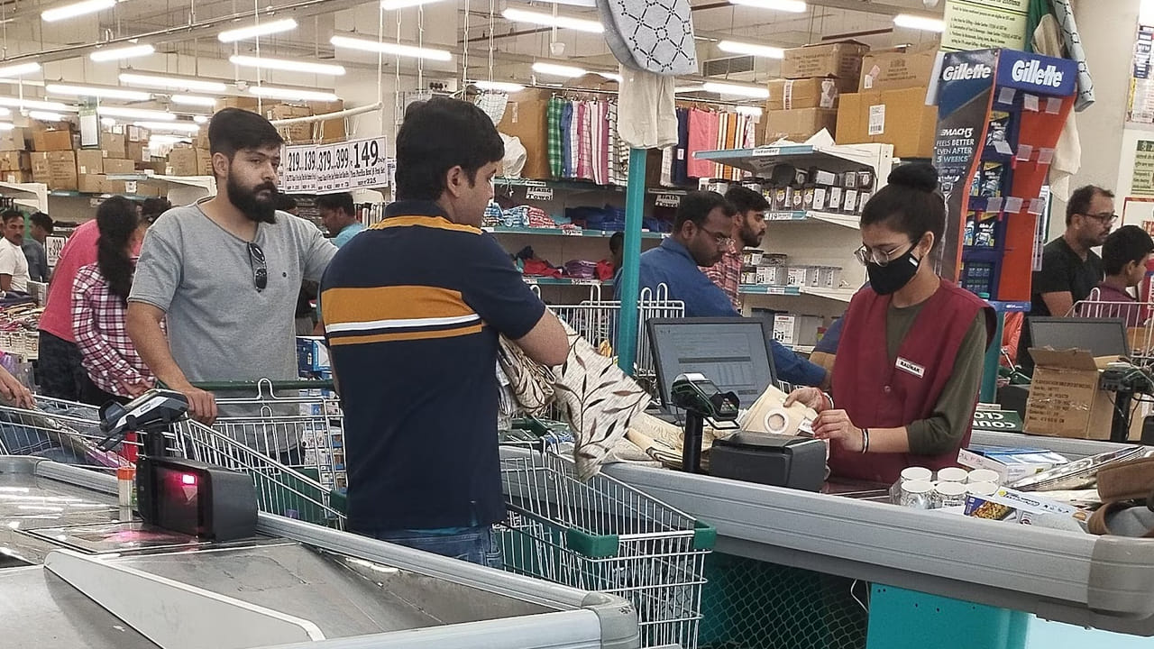 ౌవారం రోజుల్లోగా మీరు ఏ డీమార్ట్లో బ్యాగ్ కొనుగోలు చేశారో అక్కడికి బిల్లు, బ్యాగ్ తీసుకుని వెళ్లండి. ప్రతీ డీమార్ట్ బయట కస్టమర్ కేర్ సెంటర్ ఉంటుంది. అక్కడి సిబ్బందికి మీ బిల్లు, బ్యాగ్ అందించండి. దీంతో సిబ్బంది చెక్ చేసి బ్యాగ్ కోసం మీరు ఎంత అయితే చెల్లించారో.. అంత మొత్తాన్ని తిరిగి అందిస్తారు. దీంతో బ్యాగ్ కోసం డబ్బులు ఖర్చు పెట్టామనే బాధ మీకు ఉండదు.
