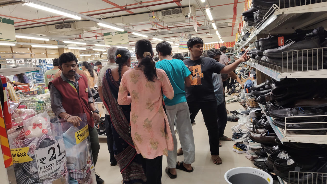  ప్రతి స్టోర్‌కు వేర్వేరు షెడ్యూల్‌లు ఉండవచ్చు: అయితే గమనించవలసిన ఒక ముఖ్యమైన విషయం ఉంది. ప్రతి DMart స్టోర్‌లో స్టాక్ రాక, షెల్ఫ్‌లను నింపే సమయం ఒకేలా ఉండకపోవచ్చు. స్థానిక డిమాండ్, అమ్మకాల పరిమాణం, స్టోర్ పరిమాణం, అందుబాటులో ఉన్న స్టాక్‌ను బట్టి ఈ షెడ్యూల్ మారవచ్చు. మొత్తం మీద DMartకు కొత్త సరుకు క్రమం తప్పకుండా వస్తుంది. అది ఎక్కువగా రాత్రి లేదా తెల్లవారుజామున షెల్ఫ్‌లలో ఉంచుతారు. సోమవారం నుండి బుధవారం మధ్య సరుకును మరింత తరచుగా నింపే అవకాశం ఉన్నందున గురువారాల్లో షాపింగ్ చేయడం మీకు మరిన్ని ఎంపికలను అందిస్తుంది. అయితే, మీరు ఒక నిర్దిష్ట ఉత్పత్తిని కొనడానికి DMartకు వెళ్లాలనుకుంటే, అది ఆయా స్టోర్‌లో అందుబాటులో ఉందో లేదో ముందుగా తనిఖీ చేయడం మంచిది. ఎందుకంటే, కొత్త సరుకు వచ్చే రోజు, సమయం స్టోర్‌ను బట్టి మారవచ్చు.