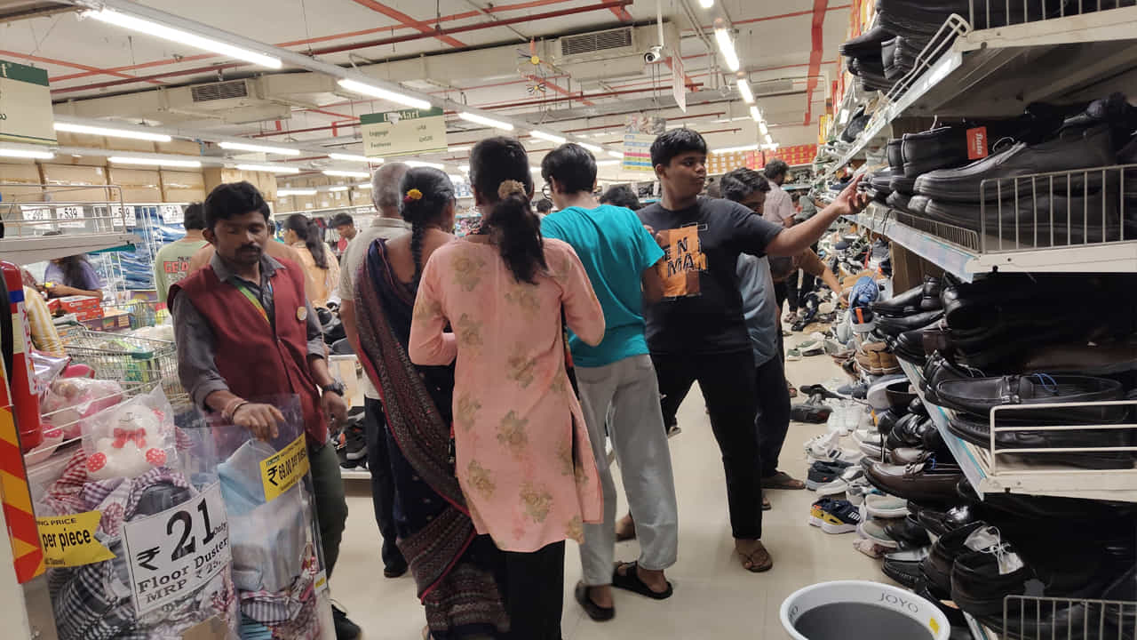 ప్రతి స్టోర్‌కు వేర్వేరు షెడ్యూల్‌లు ఉండవచ్చు: అయితే గమనించవలసిన ఒక ముఖ్యమైన విషయం ఉంది. ప్రతి DMart స్టోర్‌లో స్టాక్ రాక, షెల్ఫ్‌లను నింపే సమయం ఒకేలా ఉండకపోవచ్చు. స్థానిక డిమాండ్, అమ్మకాల పరిమాణం, స్టోర్ పరిమాణం, అందుబాటులో ఉన్న స్టాక్‌ను బట్టి ఈ షెడ్యూల్ మారవచ్చు. మొత్తం మీద DMartకు కొత్త సరుకు క్రమం తప్పకుండా వస్తుంది. అది ఎక్కువగా రాత్రి లేదా తెల్లవారుజామున షెల్ఫ్‌లలో ఉంచుతారు. సోమవారం నుండి బుధవారం మధ్య సరుకును మరింత తరచుగా నింపే అవకాశం ఉన్నందున గురువారాల్లో షాపింగ్ చేయడం మీకు మరిన్ని ఎంపికలను అందిస్తుంది. అయితే, మీరు ఒక నిర్దిష్ట ఉత్పత్తిని కొనడానికి DMartకు వెళ్లాలనుకుంటే, అది ఆయా స్టోర్‌లో అందుబాటులో ఉందో లేదో ముందుగా తనిఖీ చేయడం మంచిది. ఎందుకంటే, కొత్త సరుకు వచ్చే రోజు, సమయం స్టోర్‌ను బట్టి మారవచ్చు.