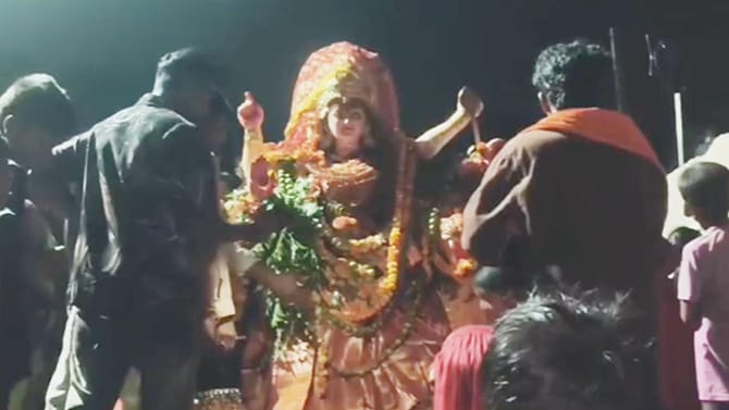 దుర్గమ్మ నిమజ్జన వేళ కంటతడి పెట్టిన చిన్నారులు.. అమ్మను విడిచి