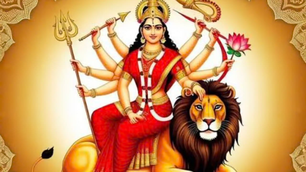 భారతదేశం భిన్న మతాలు, సంప్రదాయాలు, సంస్కృతులకు నిలయం. ఇక్కడ మతాలకు అతీతంగా మానవత్వానికి, పరస్పర గౌరవానికి ప్రాధాన్యతనిచ్చే ఎన్నో ఆచారాలు కనిపిస్తాయి. పశ్చిమ బెంగాల్లోని ముర్షిదాబాద్ జిల్లాలో ఉన్న బహురా గ్రామం కూడా ఇలాంటి ప్రత్యేక సంప్రదాయానికి నిలయంగా నిలుస్తోంది. ఇక్కడ సుమారు 600 ఏళ్లుగా కొనసాగుతోందని చెప్పుకునే కొడఖాకి దుర్గా పూజ మత సామరస్యానికి, సామాజిక ఐక్యతకు ప్రతీకగా నిలుస్తోంది.