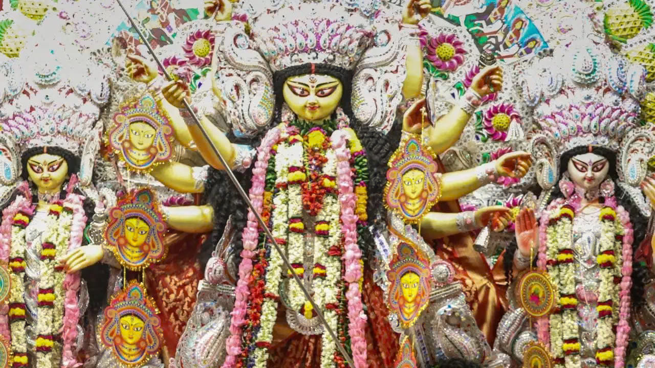 దుర్గా పూజలో ముస్లింల భాగస్వామ్యం..
బహురా గ్రామంలో దుర్గా పూజను కేవలం హిందువుల మతపరమైన వేడుకగా మాత్రమే చూడరు. గ్రామంలోని ముస్లిం కుటుంబాలు కూడా ఈ ఉత్సవంలో చురుగ్గా పాల్గొంటాయి. దుర్గాదేవి మండపాన్ని అలంకరించడం, పూజా ఏర్పాట్లలో సహకరించడం, ప్రసాదం తయారీకి తోడ్పడటం వంటి కార్యక్రమాల్లో స్థానికులు కలిసి పనిచేస్తారు. ఈ సామూహిక భాగస్వామ్యం గ్రామస్తుల మధ్య స్నేహభావాన్ని, ఐక్యతను మరింత బలోపేతం చేస్తోంది.