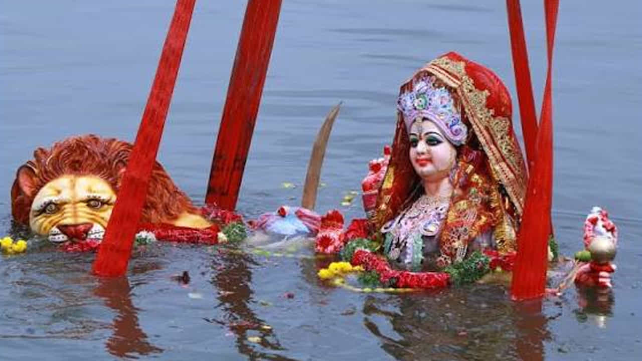 2. కైలాసానికి తిరిగి వెళ్లే అమ్మవారు..
ప్రచారంలో ఉన్న ఒక పౌరాణిక విశ్వాసం ప్రకారం, నవరాత్రుల సమయంలో దుర్గాదేవి తన పుట్టిల్లయిన భూలోకానికి వచ్చిన కుమార్తెలా భావిస్తారు. తొమ్మిది రోజుల పాటు భక్తులు ఆమెను తమ ఇంటి ఆడపడుచుగా స్వాగతించి, పూజలు చేసి, ఉత్సవాలతో ఆనందిస్తారు. విజయదశమి రోజున ఆమెకు కన్నీటి వీడ్కోలు పలుకుతూ, శివుని నివాసమైన కైలాస పర్వతానికి తిరిగి సాగనంపుతారు. నదులు, జలాశయాల ద్వారా అమ్మవారిని సాగనంపడం ఈ విశ్వాసానికి ప్రతీకగా నిలుస్తుంది.