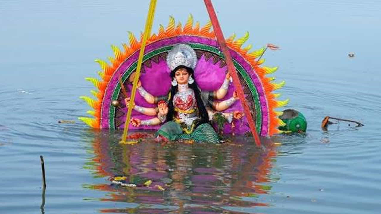 3. నీరు పవిత్రతకు, జీవానికి ప్రతీక..
భారతీయ సంప్రదాయంలో నీటిని జీవనాధారంగా, పవిత్రతకు ప్రతీకగా భావిస్తారు. నదులు పాపాలను తొలగించి, మనసును శుద్ధి చేస్తాయని భక్తుల విశ్వాసం. అందుకే అమ్మవారి విగ్రహాన్ని నీటిలో నిమజ్జనం చేయడం ద్వారా ఆమె ఆశీస్సులు సమస్త ప్రపంచానికి చేరుతాయని భక్తులు నమ్ముతారు. నీరు సృష్టికి ఆధారమనే భావన ఈ ఆచారంలో అంతర్లీనంగా ఉంటుంది.