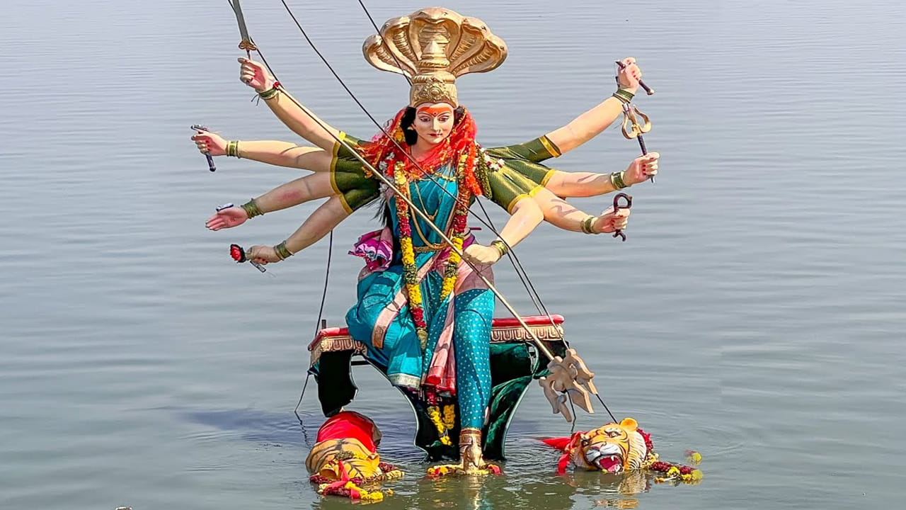 4. గణేశుడు, వేదవ్యాసుడి కథతో అనుబంధం..
మహాభారత రచనకు సంబంధించిన ఒక ప్రసిద్ధ కథనం ప్రకారం, వేదవ్యాసుడు చెప్పగా గణేశుడు పది రోజుల పాటు నిరంతరంగా మహాభారతాన్ని లిఖించాడు. అనంతరం గణేశుడి శరీరానికి చల్లదనం కలిగించేందుకు వేదవ్యాసుడు పవిత్ర జలాలను ఉపయోగించినట్లు ఒక జానపద విశ్వాసం చెబుతుంది. ఈ కథనాన్ని కొందరు నిమజ్జన సంప్రదాయంతో అనుసంధానిస్తారు. అయితే ఇది దుర్గా విసర్జనకు సంబంధించిన సార్వత్రిక శాస్త్రోక్త కారణంగా పరిగణించబడదు.
