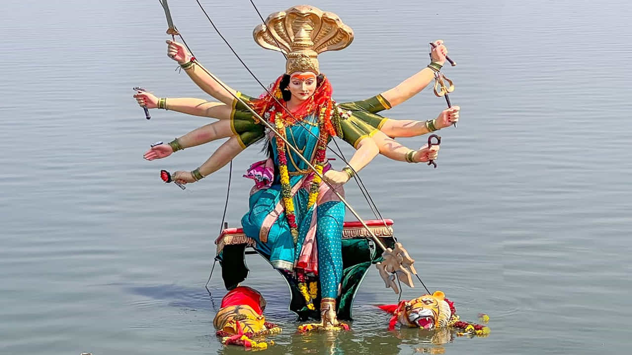4. గణేశుడు, వేదవ్యాసుడి కథతో అనుబంధం..
మహాభారత రచనకు సంబంధించిన ఒక ప్రసిద్ధ కథనం ప్రకారం, వేదవ్యాసుడు చెప్పగా గణేశుడు పది రోజుల పాటు నిరంతరంగా మహాభారతాన్ని లిఖించాడు. అనంతరం గణేశుడి శరీరానికి చల్లదనం కలిగించేందుకు వేదవ్యాసుడు పవిత్ర జలాలను ఉపయోగించినట్లు ఒక జానపద విశ్వాసం చెబుతుంది. ఈ కథనాన్ని కొందరు నిమజ్జన సంప్రదాయంతో అనుసంధానిస్తారు. అయితే ఇది దుర్గా విసర్జనకు సంబంధించిన సార్వత్రిక శాస్త్రోక్త కారణంగా పరిగణించబడదు.