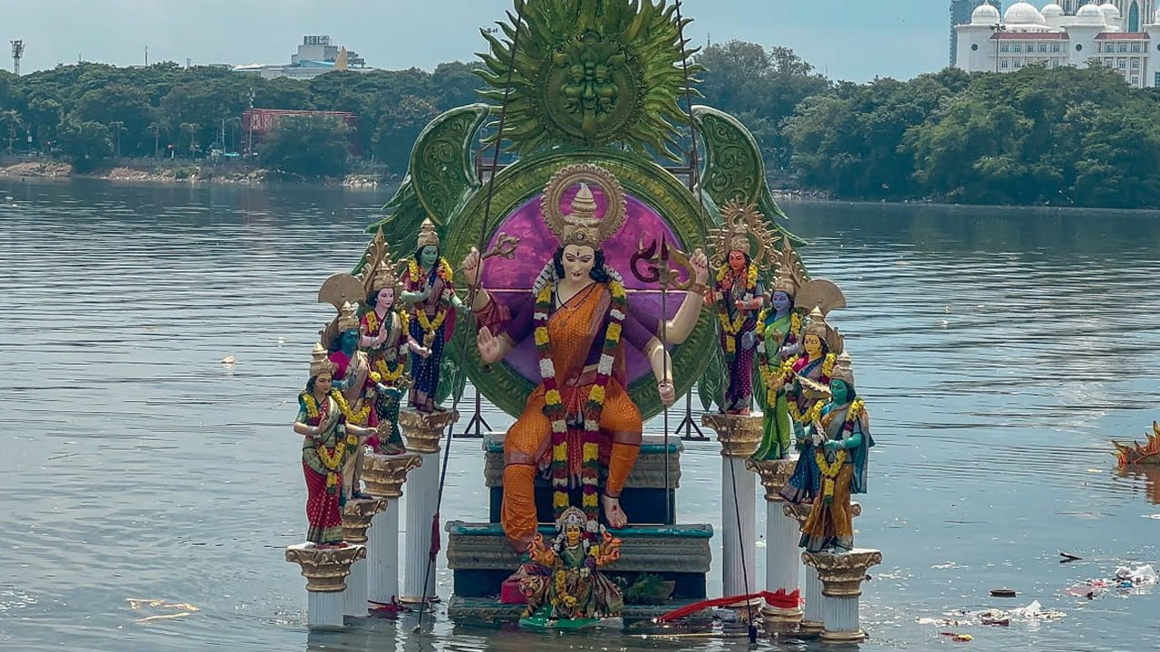 5. వీడ్కోలు కాదు.. మరో ఆగమనానికి ఆహ్వానం!..
దుర్గా విసర్జన అనేది కేవలం ఒక ఉత్సవానికి ముగింపు కాదు. అది భక్తి, విశ్వాసం, ప్రకృతితో మనిషికి ఉన్న అనుబంధాన్ని చాటిచెప్పే పవిత్ర ఆచారం. “వచ్చే ఏడాది మళ్లీ రండి అమ్మా!” అంటూ భక్తులు అమ్మవారిని సాగనంపుతారు. ఈ వీడ్కోలులో బాధ ఉన్నప్పటికీ, వచ్చే ఏడాది మళ్లీ అమ్మవారి రాకను స్వాగతించబోతున్నామనే ఆశ కూడా ఉంటుంది. దుర్గా విసర్జన మనకు అందించే సందేశం ఒక్కటే: రూపాలు మారినా దైవత్వం శాశ్వతం. ప్రకృతిలో పుట్టిన ప్రతి జీవి, ప్రతి వస్తువు చివరకు ప్రకృతిలోనే కలిసిపోతుంది. అమ్మవారు విగ్రహ రూపంలో మనకు దూరమైనా, ఆమె శక్తి, కరుణ, ఆశీస్సులు మన హృదయాల్లో ఎప్పటికీ నిలిచి ఉంటాయని భక్తులు విశ్వసిస్తారు. (Disclaimer: ఈ కథనంలోని విషయాలు హిందూ మత విశ్వాసాలు, పౌరాణిక కథనాల ఆధారంగా అందించబడ్డాయి. ప్రాంతీయ సంప్రదాయాలను బట్టి విశ్వాసాలు మారవచ్చు.)