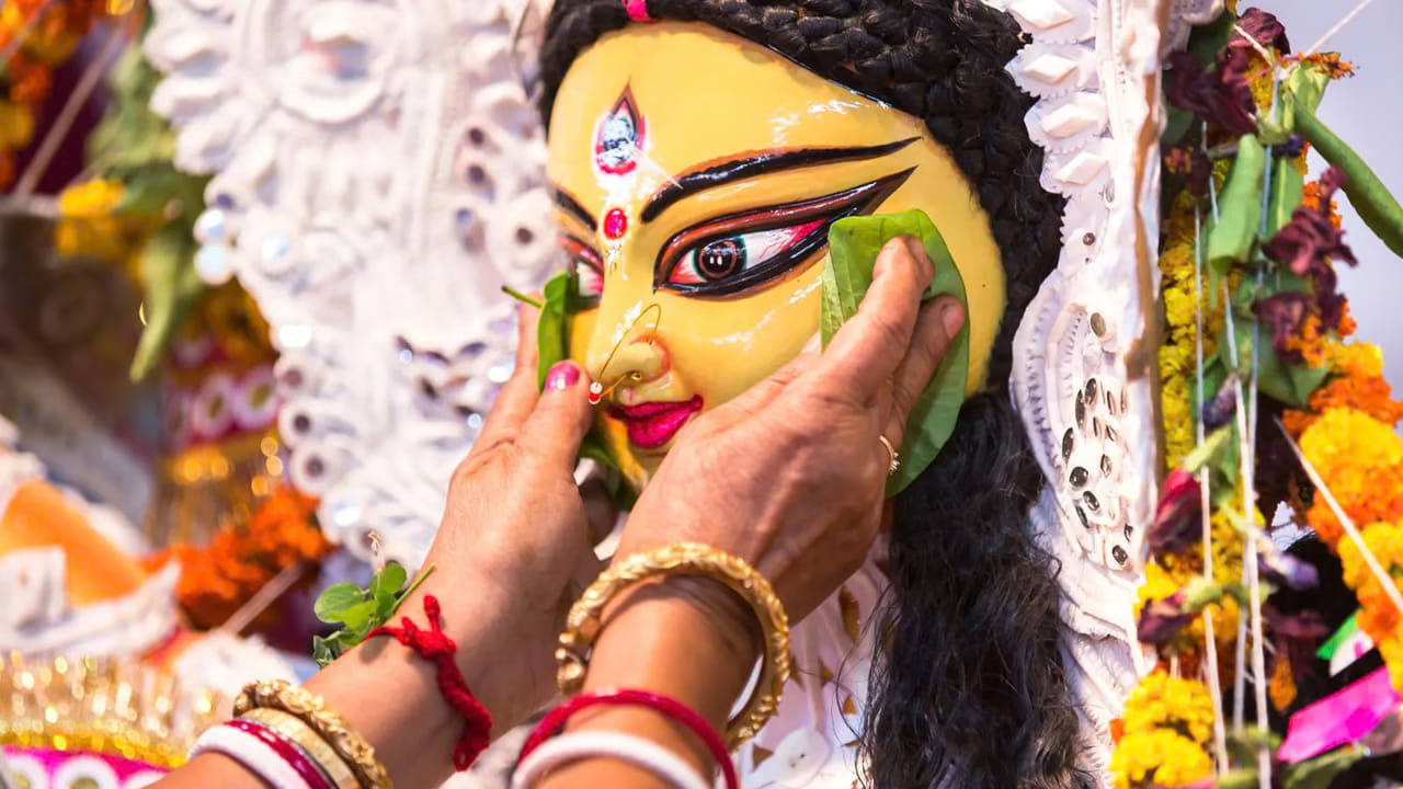 అయితే ఈ సమయంలో చాలా మందికి కలలు వస్తుంటాయి. ఒకొక్కరికీ ఒక్కో విధమైన కలలు రావడం సహజం. అయితే అసలు నవరాత్రుల సమయంలో కలలో దుర్గామాత కనిపిస్తే ఎలాంటి ఫలితాలు ఉంటాయి. దీనికి గురించి స్వప్నశాస్త్ర నిపుణులు ఏం చెబుతున్నారో మనం వివరంగా తెలుసుకుందాం.