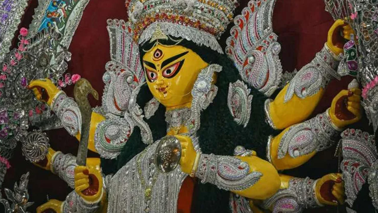 హిందూ తత్వశాస్త్రంలో దుర్గామాతను విశ్వ మాతగా పిలుస్తారు. ఇక పురాణాల ప్రకారం దుర్గా దేవి మహిషాసురుడితో భీకరమైన యుద్ధం చేసింది.  అలుపెరగకుండా యుద్ధం చేసి, మహిషాసురుడిని వధించింది. అయితే ఇలా యుద్ధం చేస్తున్న సమయంలో ఒక చిన్న సాలీడు అమ్మవారి నుదుటి నుంచి వచ్చి రాక్షసుడి కళ్లను కప్పేసి అతడిని బలహీనపరిచిందంట.