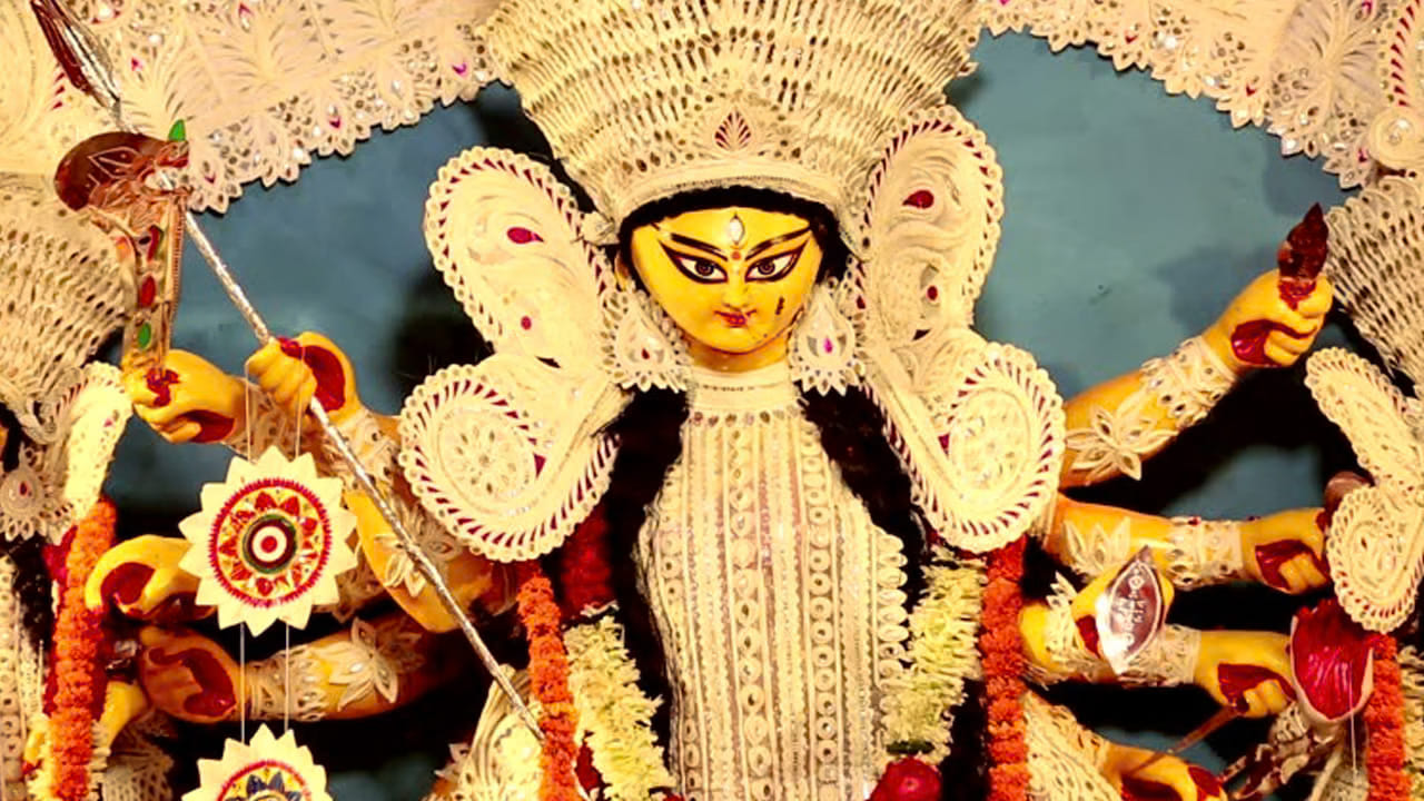 అలా యుద్ధ సమయంలో అమ్మవారికి సాలీడు సహాయం చేసింది. ఈ చిన్న జీవి అమ్మవారి విజయంలో కూడా పాలు పంచుకుంది. అందుకే దుర్గా దేవి తన విజయానికి కారణం అయిన సాలీడును గౌరవంగాతన నుదిటిపై బొట్టు కింద పెడుతుంటారంట. చెడుపై మంచి సాధించిన విజయంలో చిన్న ప్రాణి పాత్రను కూడా గుర్తించడమే దీనికి ముఖ్య కారణం.