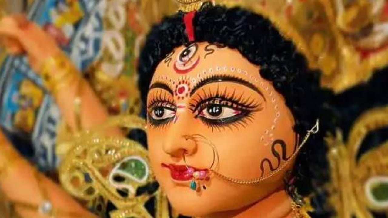 అందుకే చాలా వరకు దర్గామాత విగ్రహాలకు ఈ సాలీడు గుర్తు ఉంటుంది. ఇదే కాకుండా సాలీడు తన గూడు తానే నిర్మించుకుంటుంది. తానే కూల్చేసుకుంటుంది. అలాగే ఈ సృష్టిని సృష్టించేది, లయం చేసేది ఆ జగన్మాతే అని చెప్పడానికి ఇది ప్రతీకగా భావిస్తారు. నోట్ : పై సమాచారం కేవలం ఇంటర్నెట్ ఆధారంగా మాత్రమే ఇవ్వడం జరిగింది. టీవీ9 తెలుగు దీనిని ధృవీకరించలేదని పాఠకులు గమనించాలి.