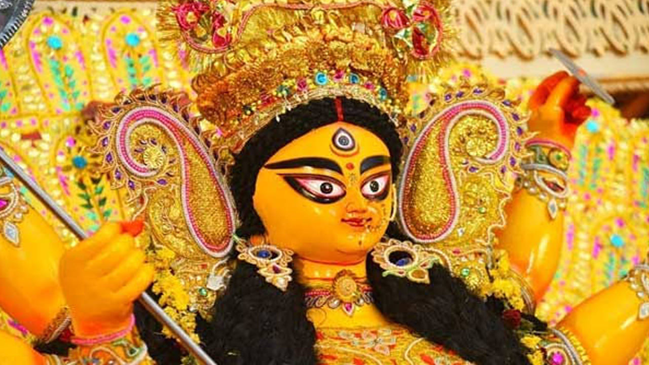 రావణుడిపై శ్రీరాముడు గెలిచినందుకు ఈ పండుగను జరుపుకుంటారు. అంతే కాకుండా ఈ పండుగతో శరద్ నవరాత్రి ఉత్సవాలు కూడా ముగుస్తాయి. తొమ్మిది రోజుల పాటు భక్తి శ్రద్ధలతో అమ్మవారిని పూజించిన వారు ఈ రోజు మాల తీసి, ఉపవాస దీక్షను ఉపసంహరిస్తారు. అయితే ఈ సారి చాలా మందిలో ఉన్న డౌట్? అసలు దసరా పండుగ? రావణ దహనం ఎప్పుడు అనేది.