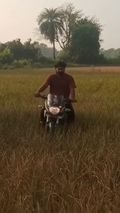 ఎల్ నినో ఎఫెక్ట్‌తో ఎండిన వరి పంట..బైక్‌ నడిపి రైతు నిరసన