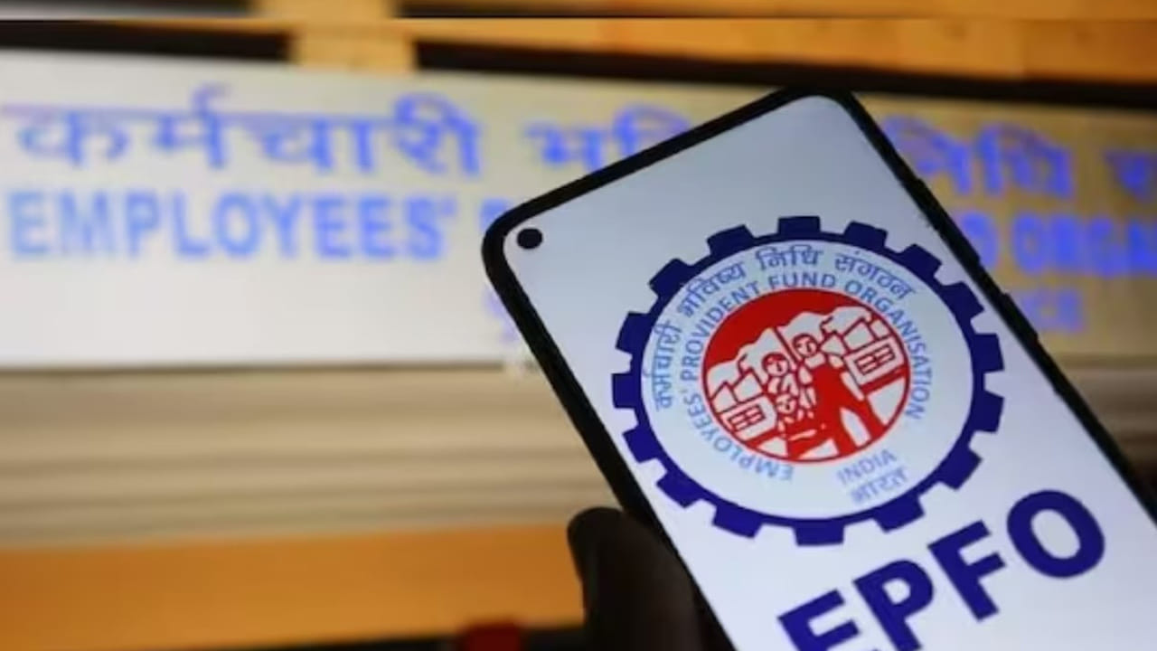 అయితే పీఎఫ్ పాక్షికంగా విత్ డ్రా చేసుకోవాలంటే.. 12 నెలల సర్వీస్ పీరియడ్ పూర్తి చేయాల్సి ఉంటుంది. 12 నెలలపాటు సభ్యత్వంలో ఉన్నవారు 75 శాతం వరకు ఎప్పుడైనా విత్ డ్రా చేసుకోవచ్చు. ఇక ఉద్యోగం కోల్పోయినప్పుడు కూడా వెంటనే 75 శాతం నిధులు తీసుకోవచ్చు. ఇక 12 నెలల పాటు నిరుద్యోగిగా ఉంటే మిగిలిన 25 శాతం కూడా ఉపసంహరించుకోవచ్చు.