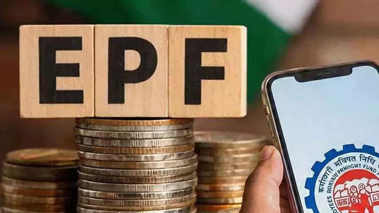 30 ఏళ్ల సర్వీస్ పూర్తి చేసుకుంటే నెలవారీ పింఛన్ రూ.6857 లభిస్తుంది. పెన్షన్ అర్హత గల జీతం రూ.15 వేలుగా ఉండగా.. 30 ఏళ్ల సర్వీస్ పూర్తి చేసుకున్నప్పుడు 2 ఏళ్ల వెయిటేజీ వస్తుంది. దీంతో 15,000 × 32 ÷ 70 ప్రకారం నెలకు రూ.6857 వస్తుంది.