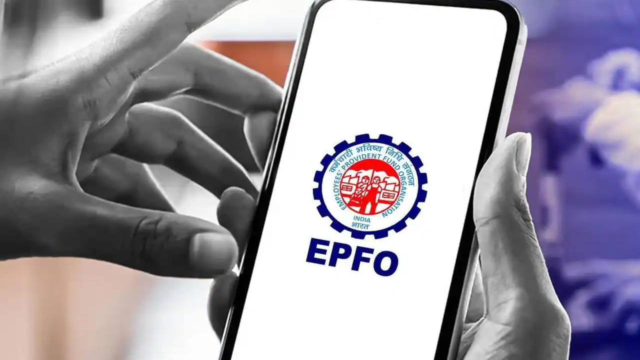 50 ఏళ్ల వయస్సులో పెన్షన్ తీసుకుంటే.. నెలవారీ పెన్షన్‌లో కోత విధిస్తారు. ప్రతీ సంవత్సరానికి 4 శాతం తగ్గిస్తారు. 50 ఏళ్లప్పుడే పింఛన్ పొందాలనుకునేవారికి దీని వల్ల నష్టమే జరుగుతుంది. పెన్షన్ 58 ఏళ్ల నుంచి ప్రారంభమవుతుంది. 8 ఏళ్ల ముందుగానే తీసుకోవడం వల్ల పెన్షన్‌లో మొత్తం 32 శాతం కోత ఉంటుంది