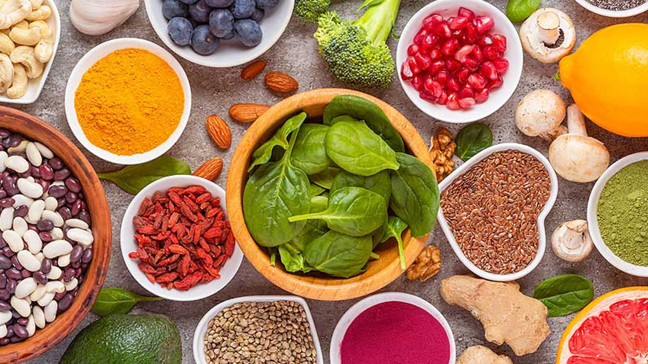 ఆహారంలో ఉండే ఔషధ గుణాలు వండినప్పుడు ఆవిరి రూపంలో, నిల్వ ఉంచినప్పుడు, మళ్ళీ వేడి చేసినప్పుడు నశించిపోతాయి. నూనెలో వేపడం వలన హానికరమైన ఫ్రీ రాడికల్స్ పెరిగిపోతాయి. పసుపు, అల్లం, వెల్లుల్లి వంటి మసాలాలను కూడా పూర్వం వంట చివరిలో కలిపి వాటి గుణాలను కాపాడేవారు. కానీ, ఇప్పుడు నూనెలో వేపుతున్నారు. దీని వలన వయసు రాకుండానే కణాల వయసు పెరిగి, మనుషులు త్వరగా ముసలితనానికి గురవుతున్నారని నిపుణులు చెబుతున్నారు.