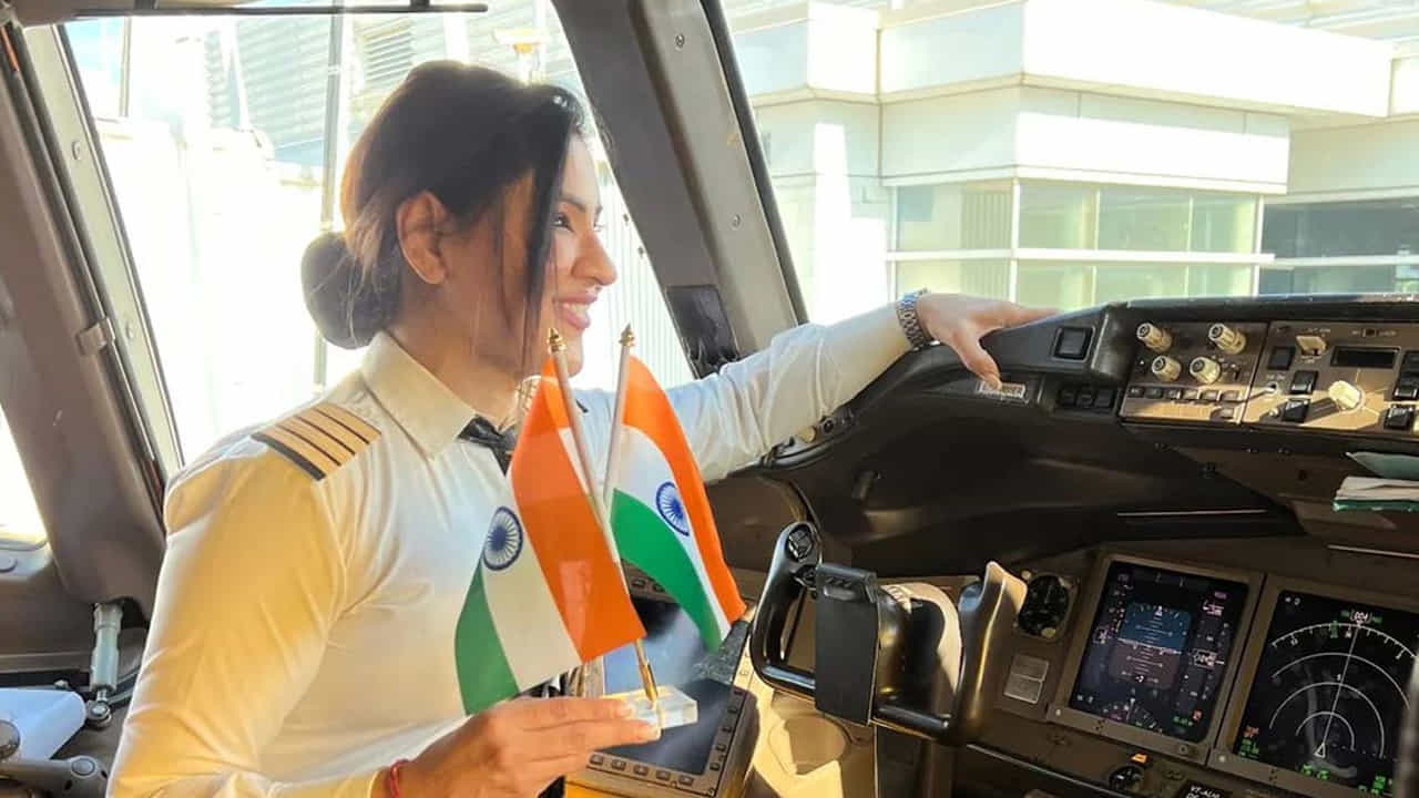 కమర్షియల్ పైలట్ అవ్వాలంటే ఇంటర్‌లో ఫిజిక్స్, మ్యాథమెటిక్స్ చదివి ఉండాలి. పైలట్ ట్రైనింగ్ స్కూల్‌లో శిక్షణ పొంది ఉండాలి. పైలట్ అయ్యేందుకు నిర్దేశించిన ఫ్లయింగ్ గంటలను పూర్తి చేసి ఉండాలి. డీజీసీఏ నుంచి పైలట్ లైసెన్స్ పొంది ఉండాలి. రాత పరీక్షలు, మెడికల్ టెస్టులు నిర్వహిస్తారు. తొలుత ఫస్ట్ ఆఫీసర్‌గా పోస్టింగ్ ఇస్తారు. ఆ తర్వాత కెప్టెన్ స్థాయి వరకు ఎదగొచ్చు