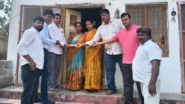 మిత్రుడి మరణం తీరని లోటు.. బాధిత కుటుంబానికి అండగా నిలిచిన పదో తరగతి స్నేహితులు!