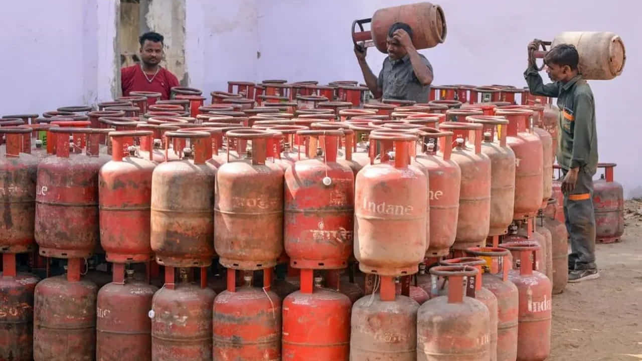 ఆన్‌లైన్ విధానంలో కూడా గ్యాస్ కేవైసీ పూర్తి చేసుకోవచ్చు. ఆధార్ ఫేస్ ఆర్డీ, మీ గ్యాస్ కంపెనీ యాప్ ఉపయోగించి నిమిషాల్లోనే పూర్తి చేయవచ్చు. ఇక మీ గ్యాస్ ఏజెన్సీని సంప్రదించి కూడా ఈ ప్రక్రియ కంప్లీట్ చేసుకోవచ్చు. ఇందుకోసం ఆధార్, మొబైల్, గ్యాస్ పాస్ బుక్ తీసుకెళితే సరిపోతుంది. అలాగే మీకు గ్యాస్ డెలివరీ చేయడానికి వచ్చే డెలివరీ బాయ్ దగ్గర ఉండే బయోమెట్రిక్ మెషీన్ ద్వారా కూడా కేవైసీ పూర్తి చేయవచ్చని చమురు కంపెనీలు చెబుతున్నాయి. ఈ మూడు విధానాల్లో కేవైసీ చేసుకోవచ్చు.
