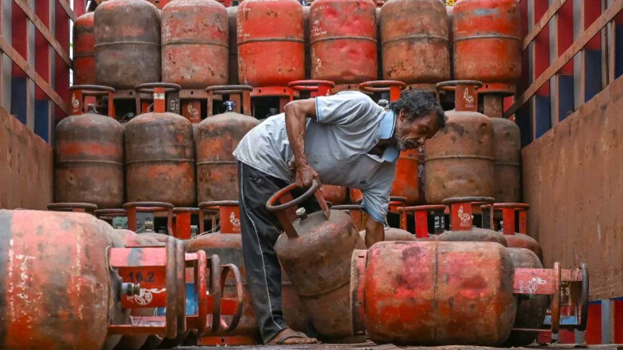 LPG Gas: మహిళలకు కేంద్రం గుడ్ న్యూస్.. గ్యాస్ సిలిండర్లు ఫ్రీ.. ఆన్లైన్లో దరఖాస్తు చేస్కుంటే చాలు..