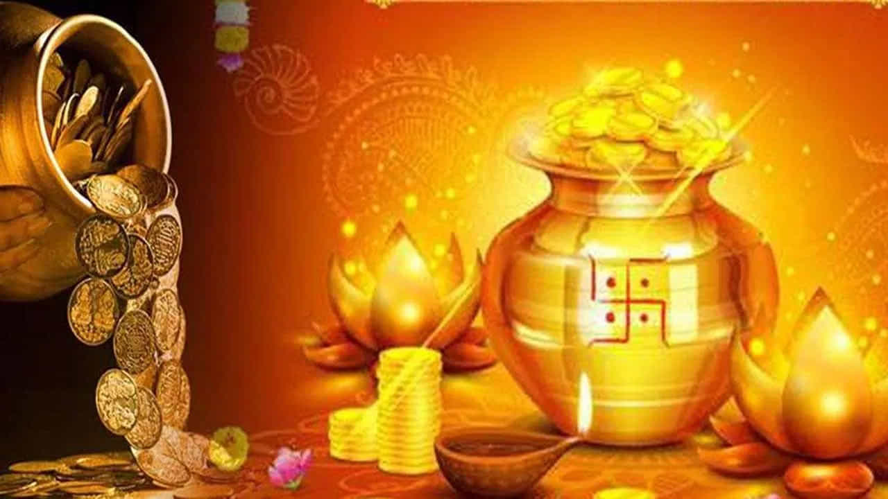 ధన త్రయోదశి రోజు బంగారం కొనుగోలు చేయడానికి వెళ్లినట్లు అయితే తప్పకుండా సమయం చూసుకోవాలి. ఎట్టి పరిస్థితుల్లో రాహుకాలంలో బంగారం కొనుగోలు చేయకూడదు. బంగారం కొనుగోలుకు వెళ్లే సమయంలో, కొనే సమయంలో తప్పకుండా రాహు కాలం ఉందో లేదో చెక్ చేసుకోవాలి. అదే విధంగా ఉదయం సమయంలో బంగారం కొనుగోలు చేయడం మంచిది. మళ్లీ తిరిగి సాయంత్రం లక్ష్మీ పూజకు ముందు కొనుగోలు చేయడం వలన అదృష్టం కలిసి వస్తుంది.