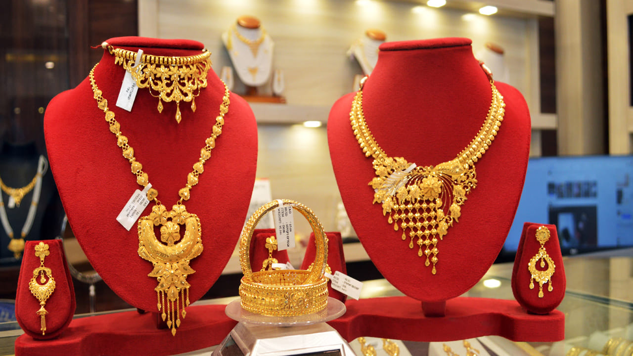 బంగారం ధరలు గత కొద్ది రోజులుగా భారీగా పతనమవుతున్నాయి. డాలర్ బలపడటం, అమెరికా ఫెడ్ రిజర్వ్ బ్యాంక్ వడ్డీ రేట్లను పెంచిన క్రమంలో ప్రభుత్వ బాండ్లకు డిమాండ్ పెరగడంతో పసిడి ధరలు కుప్పకూలుతున్నాయి. 10 గ్రాముల 24 క్యారెట్ల బంగారం రూ.1.49 లక్షలకు పడిపోగా.. 22 క్యారెట్ల ధర రూ.1.36 లక్షలకు డౌన్ అయింది. దీంతో బంగారం కొనుగోలు చేసేవారికి ఇది మంచి అవకాశంగా చెప్పవచ్చు.