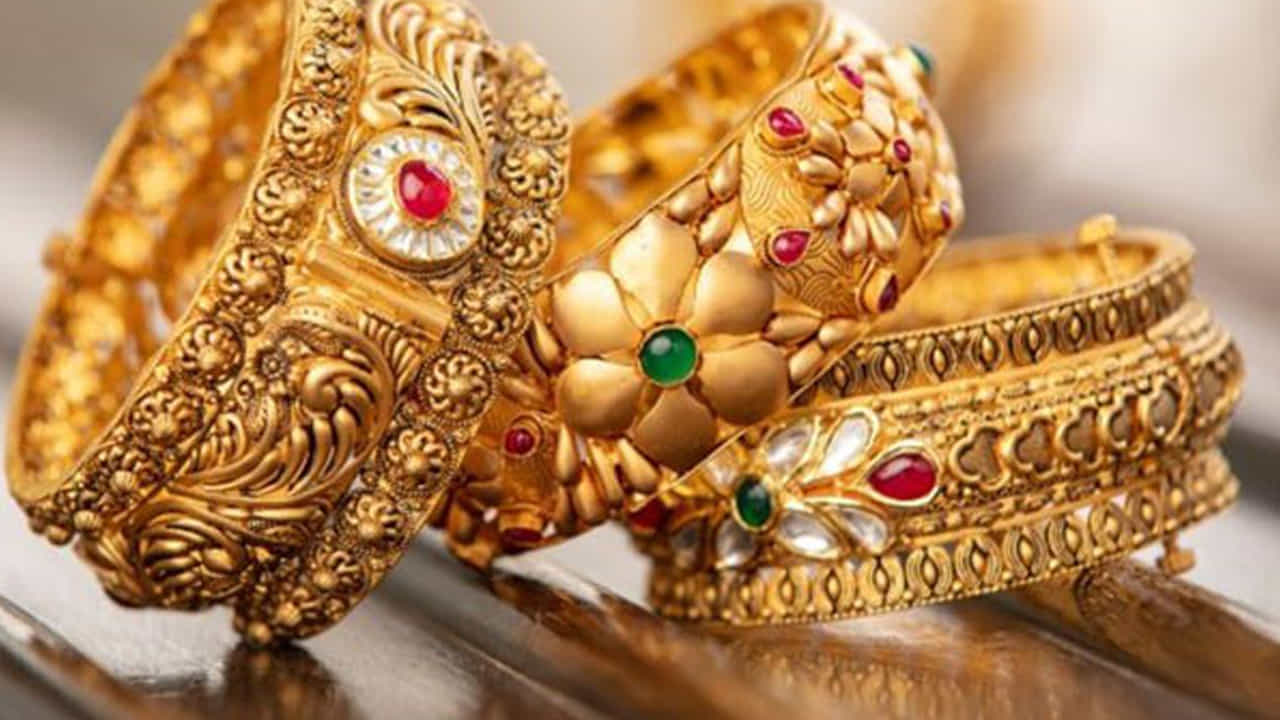దీపావళి నాటికి తులం బంగారం ధర రూ.1.80 లక్షలకు చేరుకునే అవకాశముందని కేడియా అడ్వైజరీ వ్యవస్థాపకుడు, డైరెక్టర్ అజయ్ సురేష్ కేడియా తన అంచనాను వెల్లడించారు. కేంద్ర బ్యాంకులు బంగారం కొనుగోళ్లను పెంచడం, ఈటీఎఫ్ల్లో నిధుల ప్రవాహం, రూపాయి విలువ పడిపోతున్న క్రమంలో రాబోయే పండుగ రోజుల్లో ధరలు మరింత పుంజుకునే ఛాన్స్ ఉందని విశ్లేషించారు. భౌగోళికంగా రాజకీయ అనిశ్చితి, పరిమిత సరఫరా కూడా ధరల పెరుగుదలకు కారణమయ్యే అవకాశముందని తెలిపారు.