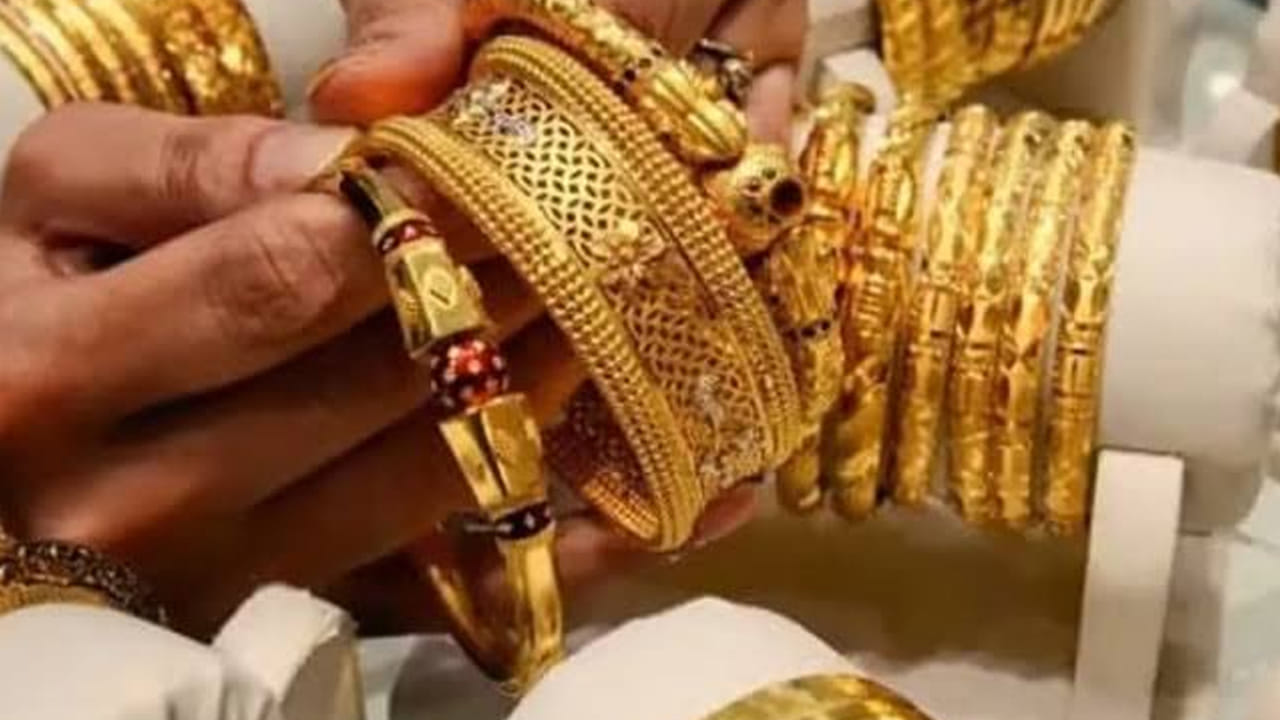 బెంగళూరులో 10 గ్రాముల 24 క్యారెట్ల బంగారం ధర రూ.1,47,660కు లభిస్తోండగా.. 22 క్యారెట్ల గోల్డ్ ధర రూ.1,35,350 వద్ద కొనసాగుతోంది. అటు ముంబైలోనూ ఇవే ధరలు కొనసాగుతున్నాయని చెప్పవచ్చు. ఇక వెండి ధరలు మాత్రమే స్థిరంగా కొనసాగుతున్నాయి.