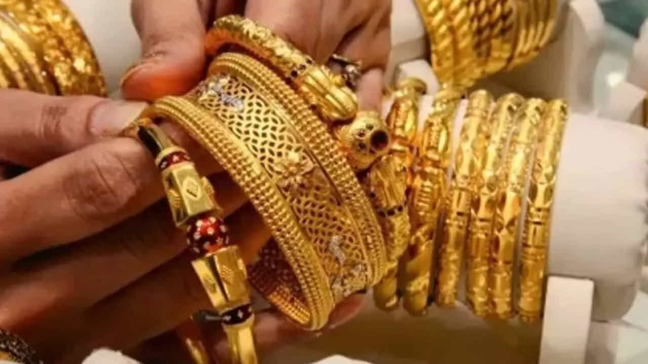 అలాగే బెంగళూరులో 24 క్యారెట్ల బంగారం ధర రూ.1,42,750 వద్ద కొనసాగుతోండగా.. 22 క్యారెట్ల రేటు రూ.1,30,850గా ఉంది. అటు బంగారంతో పోలిస్తే వెండి ధరలు భిన్నంగా ఉన్నాయి. సిల్వర్ ధరలు స్ధిరంగా కొనసాగుతున్నాయి. బెంగళూరులో కిలో వెండి ధర రూ.2.20 లక్షల వద్ద ట్రేడవుతోంది.
