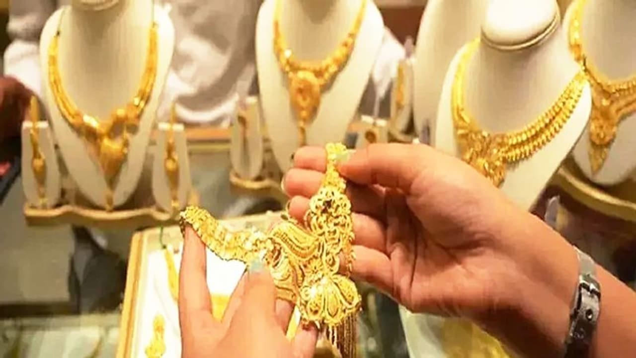 అదే విధంగా బంగారు కొనుగోలు చేసిన వెంటనే కింద పెట్టడం చేయకూడదు. పేపర్లో ఇస్తే దానిని తీసుకొని ఎరుపు లేదా పసుపు రంగు క్లాత్‌లో చుట్టి, దానిని అలాగే ఇంటికి తీసుకొచ్చి బీరువాలో పెట్టకుండా పూజగదిలో పెట్టి పూజ చేసిన తర్వాత బీరువాలో పెట్టడం వలన సంపద రెట్టింపు అవుతుందంట. నోట్ : పై సమాచారం శాస్త్రీయంగా నిరూపించలేదు. ఇది కేవలం నిపుణులు, ఇంటర్నెట్ ఆధారంగా ఇవ్వడం జరిగింది. టీవీ9 తెలుగు దీనిని ధృవీకరించలేదు.