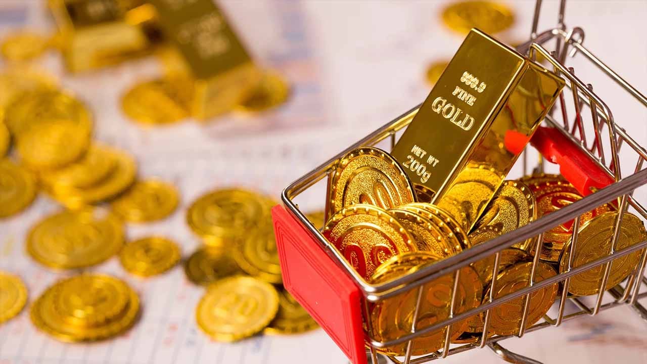 Gold Demand: ఇటీవల భారత ప్రజలలో 18 క్యారెట్ల బంగారం వినియోగం పెరిగింది. గతంలో భారతీయులు కేవలం 24, 22 క్యారెట్ల బంగారాన్ని మాత్రమే కొనుగోలు చేసేవారు. కానీ ఇప్పుడు బంగారం ధరలు గరిష్ట స్థాయికి చేరడంతో వారు ఈ నిర్ణయం తీసుకున్నారు. ఈ నేపథ్యంలో ప్రజలలో 18 క్యారెట్ల బంగారం వినియోగం పెరగడానికి గల కారణాలను వివరంగా పరిశీలిద్దాం.
