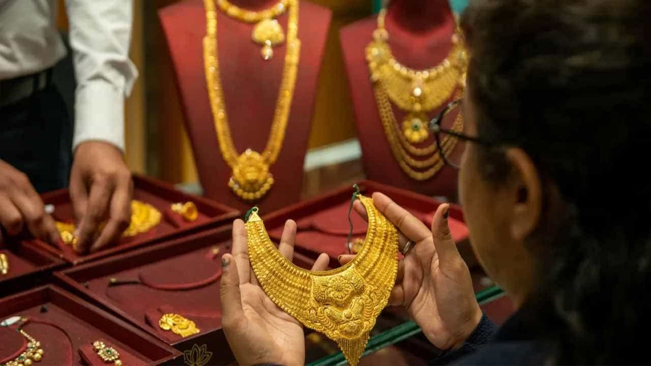  22 క్యారెట్ల బంగారాన్ని అత్యధికంగా కొనుగోలు చేసినవారు భారతీయులే: అమెరికా, చైనా వంటి దేశాల్లో 18 క్యారెట్లు, 14 క్యారెట్ల బంగారం అమ్ముడవుతోంది. అక్కడి ప్రజలు కూడా వాటిని కొని వాడుతున్నారు. కానీ బంగారం నాణ్యత విషయంలో రాజీ పడని వారు భారతీయులు మాత్రమే. వారు 22 క్యారెట్లు, 24 క్యారెట్ల బంగారాన్ని భారీ పరిమాణంలో కొనుగోలు చేస్తారు. ఈ నేపథ్యంలో ఒక దిగ్భ్రాంతికరమైన సమాచారం వెలువడింది.