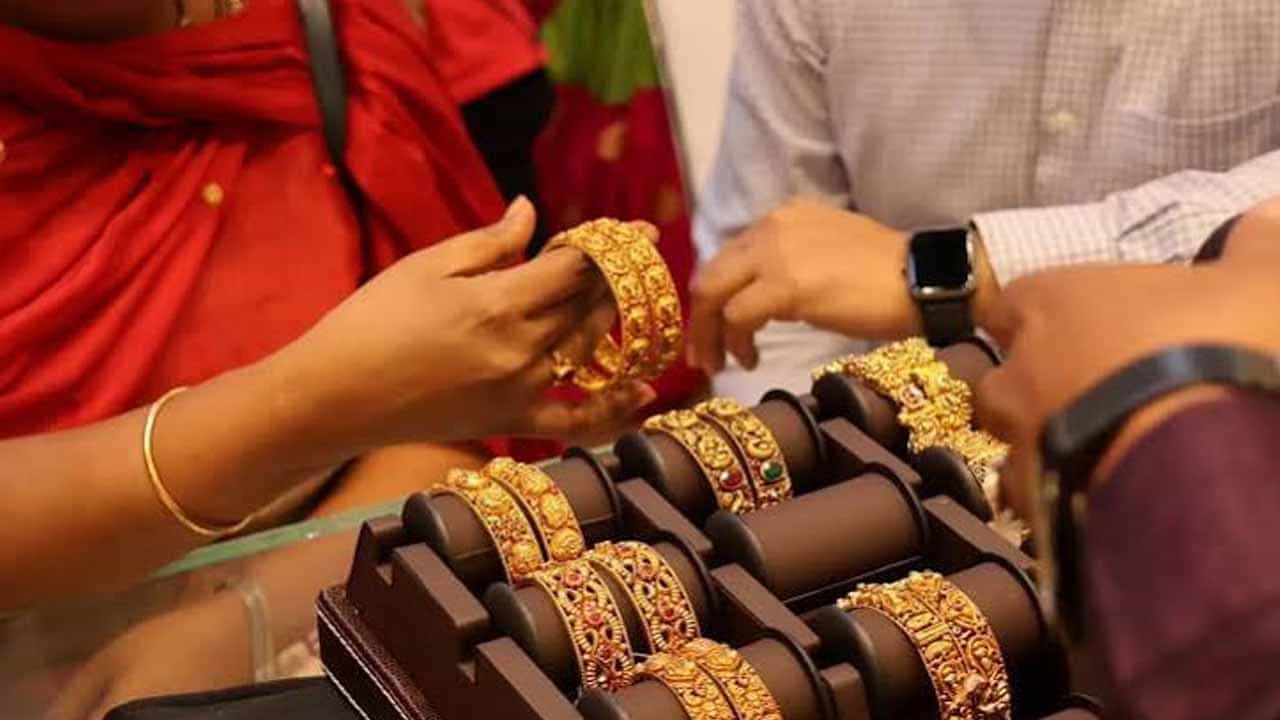  బంగారం ధర రూ. 4,836 నుంచి రూ. 13,590కి పెరిగింది: 2020 అక్టోబర్ 14న, 1 గ్రాము 22 క్యారెట్ల బంగారం ధర కేవలం రూ. 4,836 కాగా, నేడు (2026 అక్టోబర్ 14న), 1 గ్రాము 22 క్యారెట్ల బంగారం ధర రూ. 13,590కి చేరింది. అంటే, ఆరేళ్లలో బంగారం ధర మూడు రెట్లు పెరిగింది. ముఖ్యంగా గత 2, 3 ఏళ్లలో బంగారం ధరలో వచ్చిన మార్పు కారణంగా ప్రజలు ఈ నిర్ణయం తీసుకోవలసి వచ్చిందని నివేదికలు చెబుతున్నాయి.