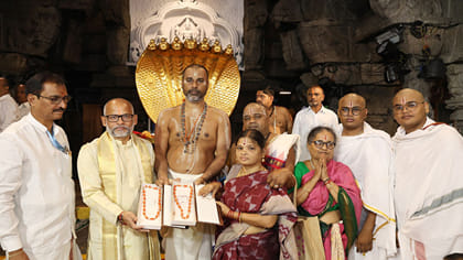 తిరుమల శ్రీవారికి రూ.25 లక్షల విలువైన బంగారు పగడాల హారాలు..