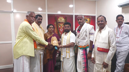 బెజవాడ దుర్గమ్మకు స్వర్ణ కిరీటం సమర్పించిన భక్తుడు