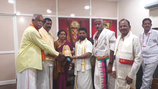 దసరా వేళ కనకదుర్గమ్మకు స్వర్ణ కిరీటం సమర్పణ.. విలువ ఎంతంటే...?